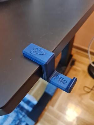 Headphones holder with a ladge