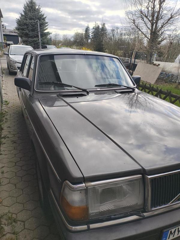 Volvo 240 Snow Caps Stealth Version