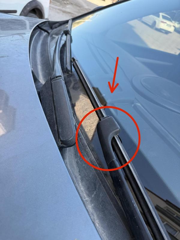 Porsche Cayennes front wiper cover