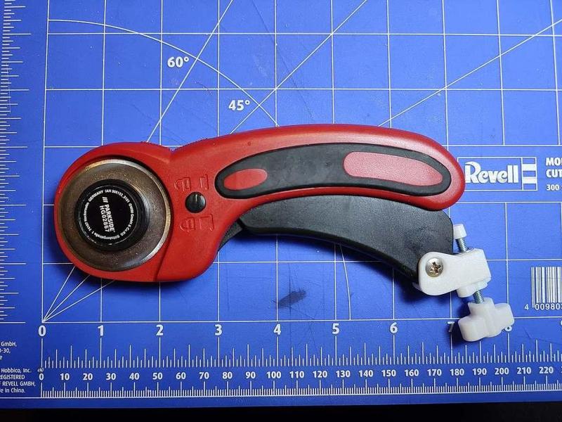 Hand circular cutter, cutting depth limiter