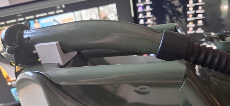 Simple fastening clip for spout on the fuel canister