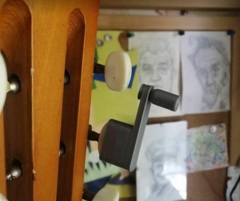Guitar peg winder