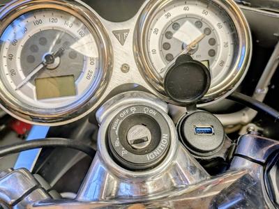 Support prise USB Triumph Thruxton 1200 R/RS