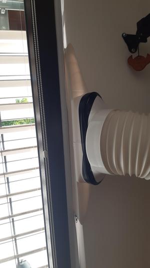 Redukce pro klimatizační odvod horkovzduchu do ventilační spáry