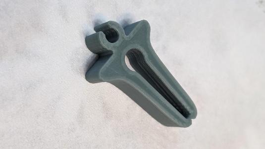 USB cable holder for car deflector