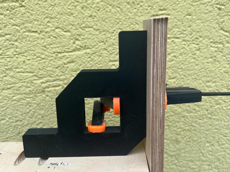 90-degree angle for clamping with clamps