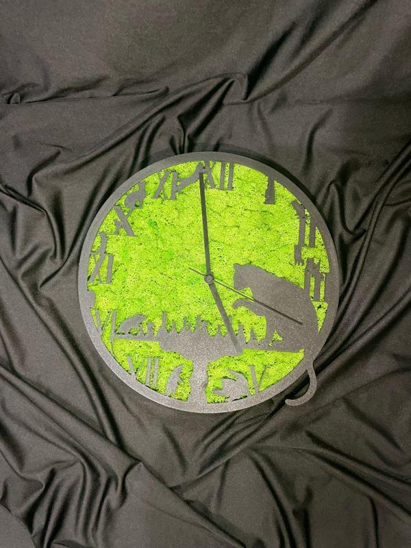 wall-mounted watch with stabilized moss