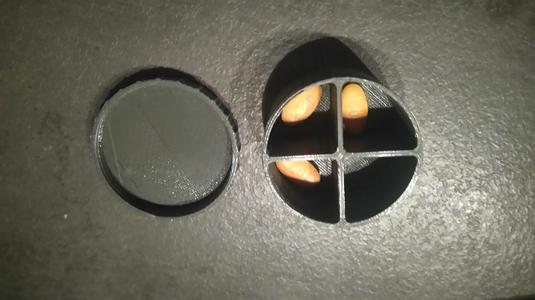 Une boîte avec 4 compartiments