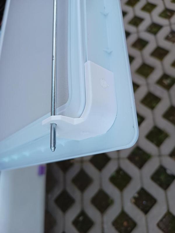 WEINSBERG - Broken plastic lock wire retainer