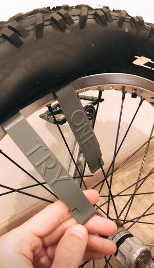 Tire levers with hooks