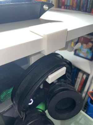 Headphone holder for desk