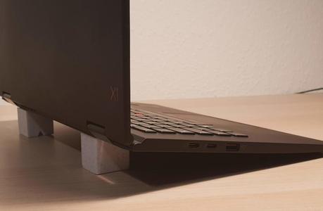 Simple laptop stand