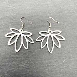 Ohrringe, Anhänger oder Charm als Lotus-Blüte