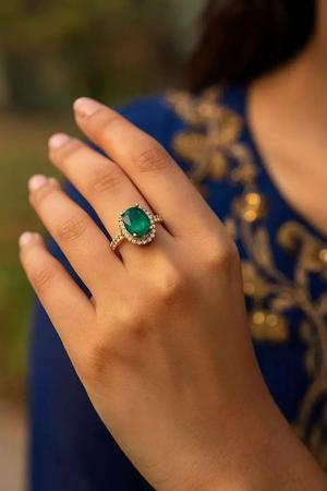 Pear-Cut Emerald Halo Gold Ring   Elegant 3D Jewelry for