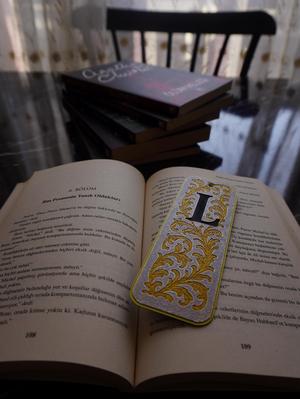 Elegant Monogram Bookmark – Letter L