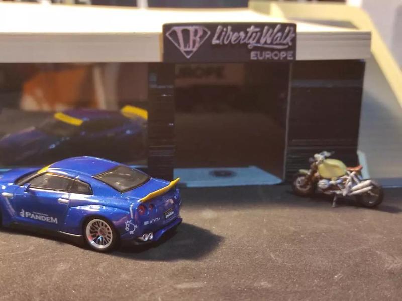 CAR SHOWROOM DIECAST