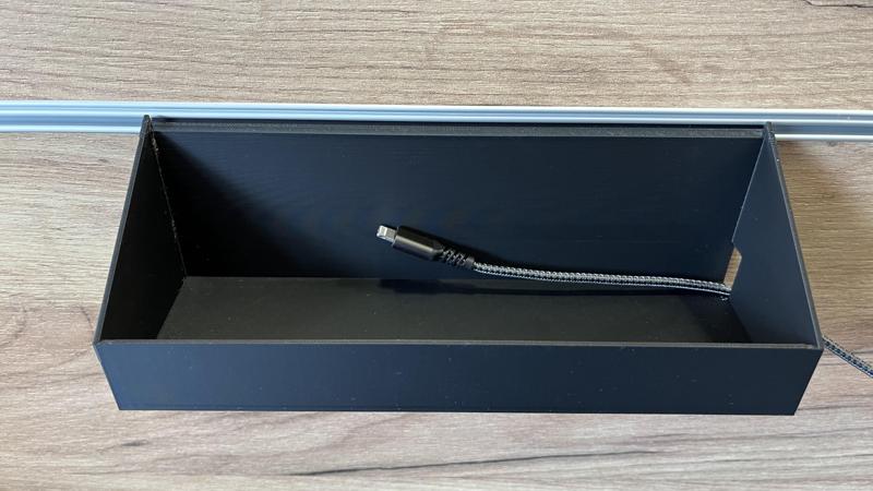 Korb 2 für die Küchenwand mit Rinne. Basket 2 for the kitchen wall with a gutter.