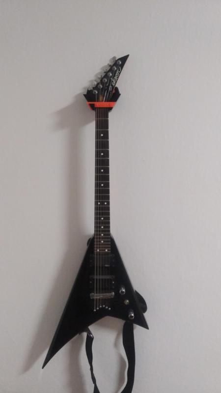 Držák kytary na zeď