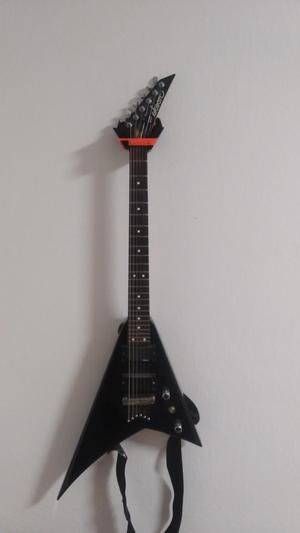 Držák kytary na zeď