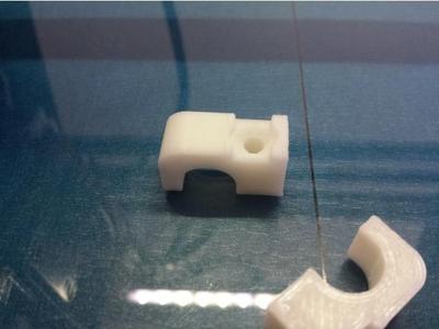Strong cable clip