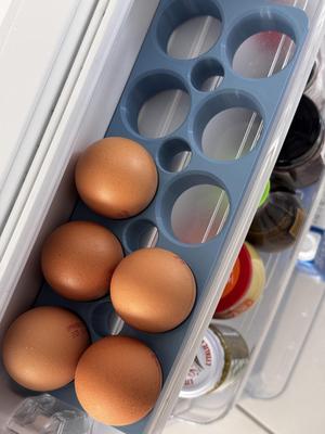 Compact egg tray
