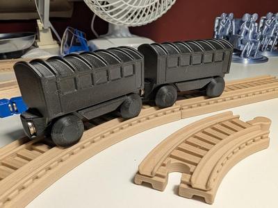 [WIP] coach car for wooden tracks (brio/ikea)