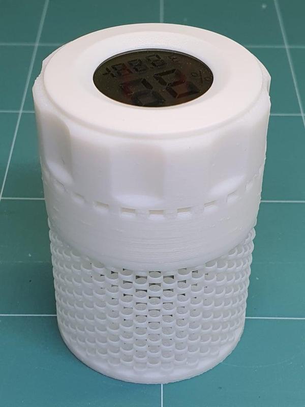 In-spool dessicant container with hygrometer - stronger weave, vented lid