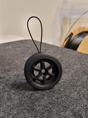 Three-piece TE37-style wheel keychain