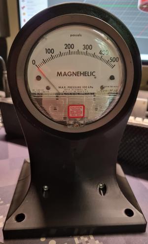 Desktop stand for Magnehelic differential pressure gauge