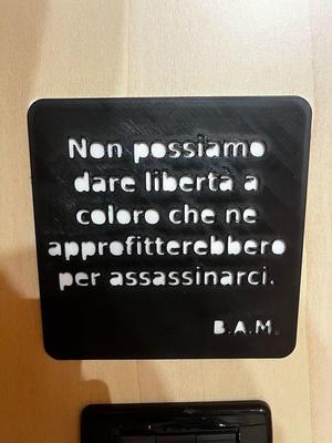 Frase iconica del Duce da appendere al muro