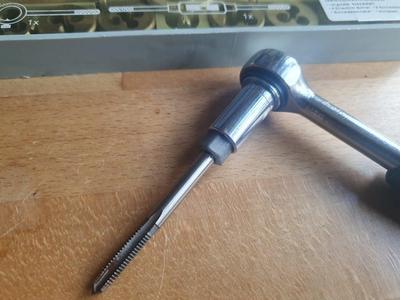 Gewindeschneider Adapter 4,8mm quadratisch auf Stecknuss 10