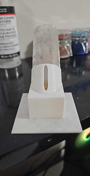 Brush cleaner liquid bottle stand
