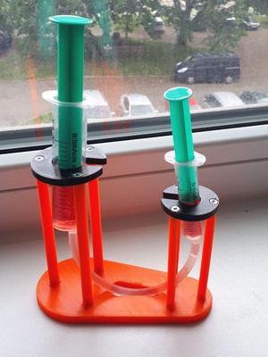 Stojánek na injekční stříkačky - model hydraulického lisu / Simple hydraulic press