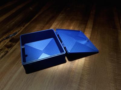 Box mit Magnetverschluss