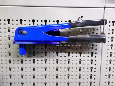 Držák nýtovacích kleští pro děrovanou stěnu Mars Svratka - pegboard