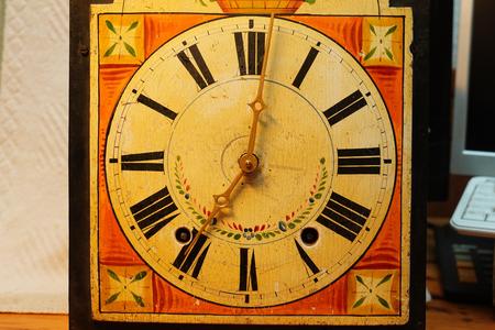 Watch Hands: Schwarzwälder Lackschild-Uhr