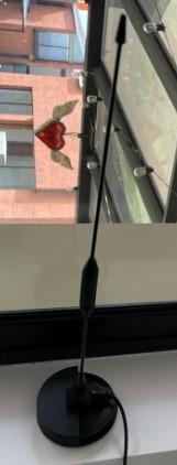 Soporte para fijar en una superficie una antena TV.