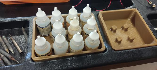 Stojánek na pájecí kapalinu F1