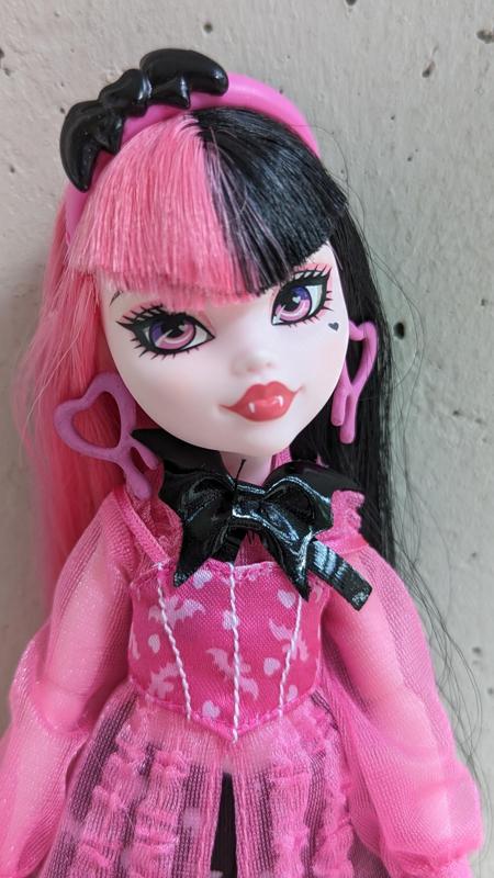 Draculaura Ghouls Rule Earrings