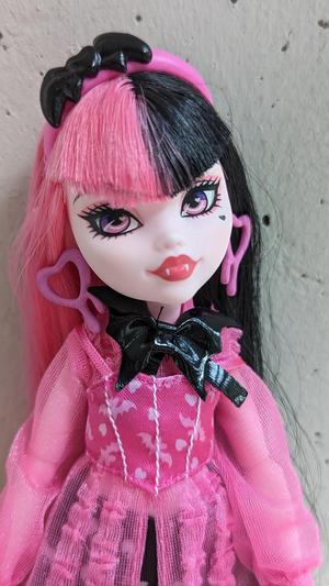 Draculaura Ghouls Rule Earrings