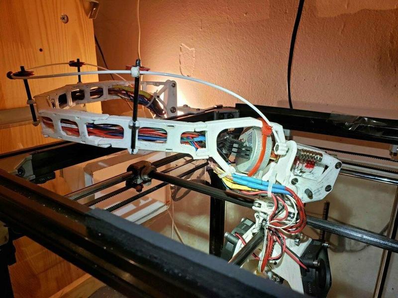 3D printer with cross kinematics with 120g direct extruder, Nema 14 stepper and ball-bearing print head on carbon shafts