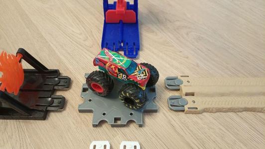 Monster truck intersection for Hot Wheels