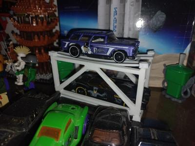 Stackable base for HotWheels