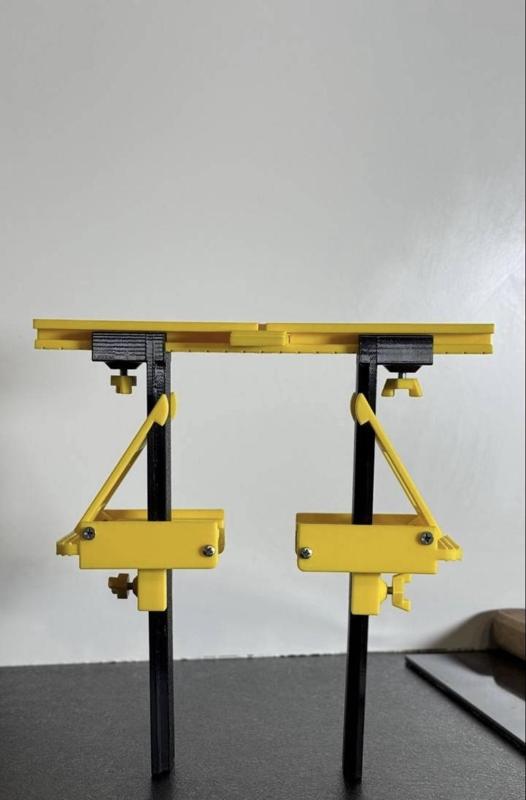 Conductor for mounting hanging cornices