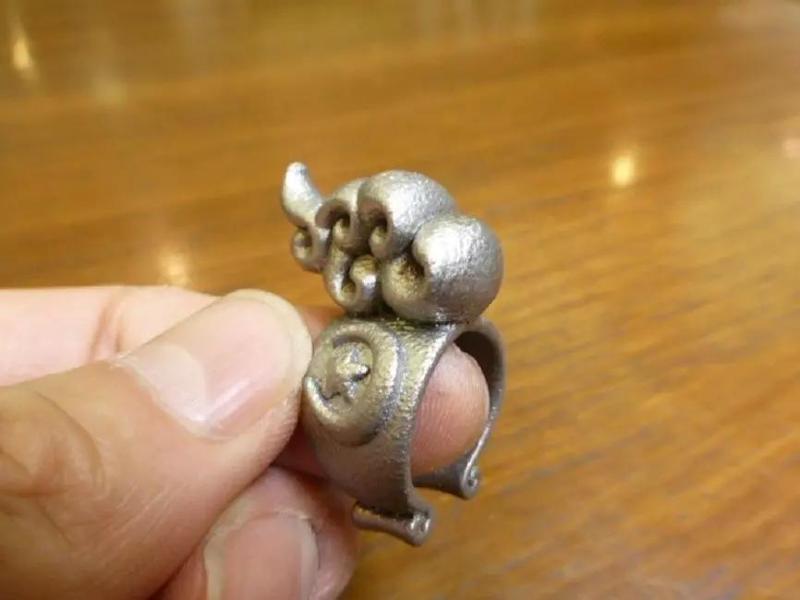 NATURED gold ring with dragon