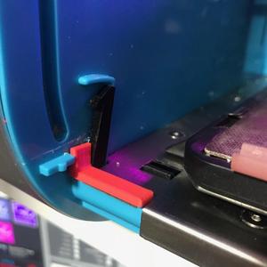 Simpler door latch clip