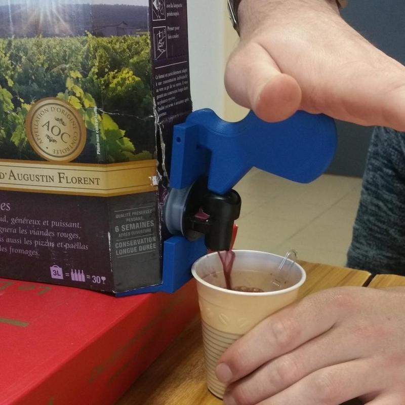 OT student project : gripper adapter for box wine faucet / adaptateur de préhension pour robinet de cubi