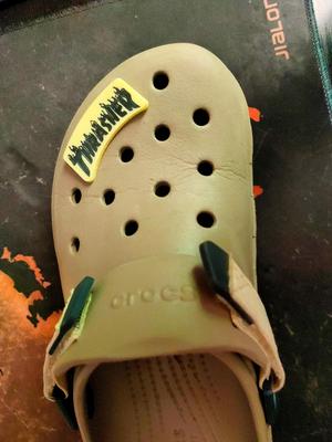 PIN THRASHER CROCS