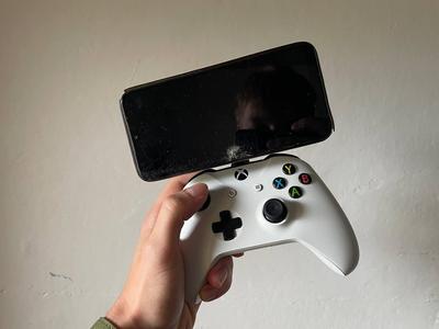 Xbox ONE controller magnetic mobile holder
