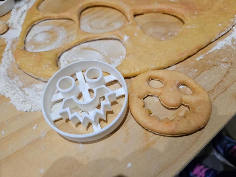 Donut cutter 7cm diameter scary face.